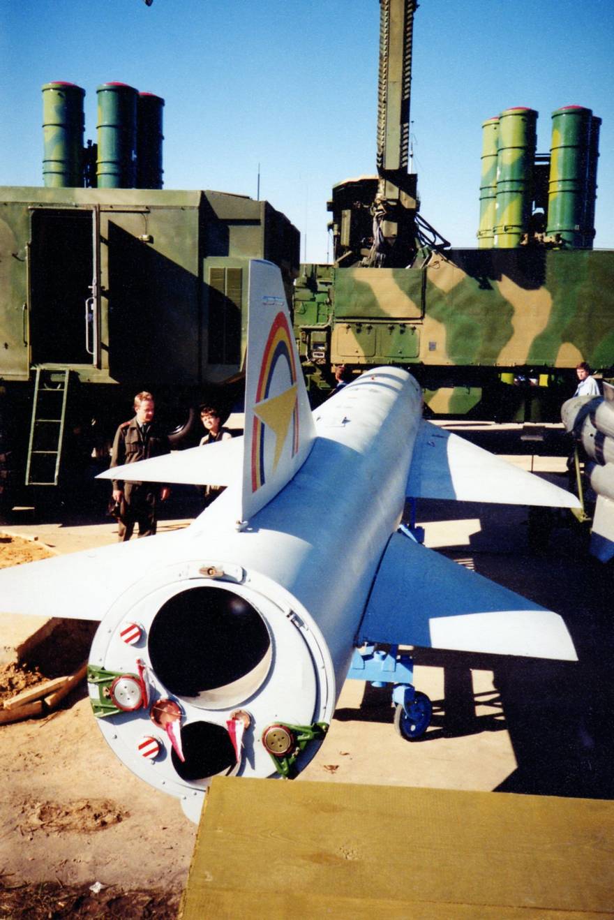 Экспериментальный гиперзвуковой летательный аппарат Д-2, созданный Дубненским машиностроительным КБ «Радуга» на базе серийной крылатой ракеты Х-22. За счет изменения параметров траектории полета (она сводилась к баллистической кривой) ее полетное число Маха доводили до 6 единиц
